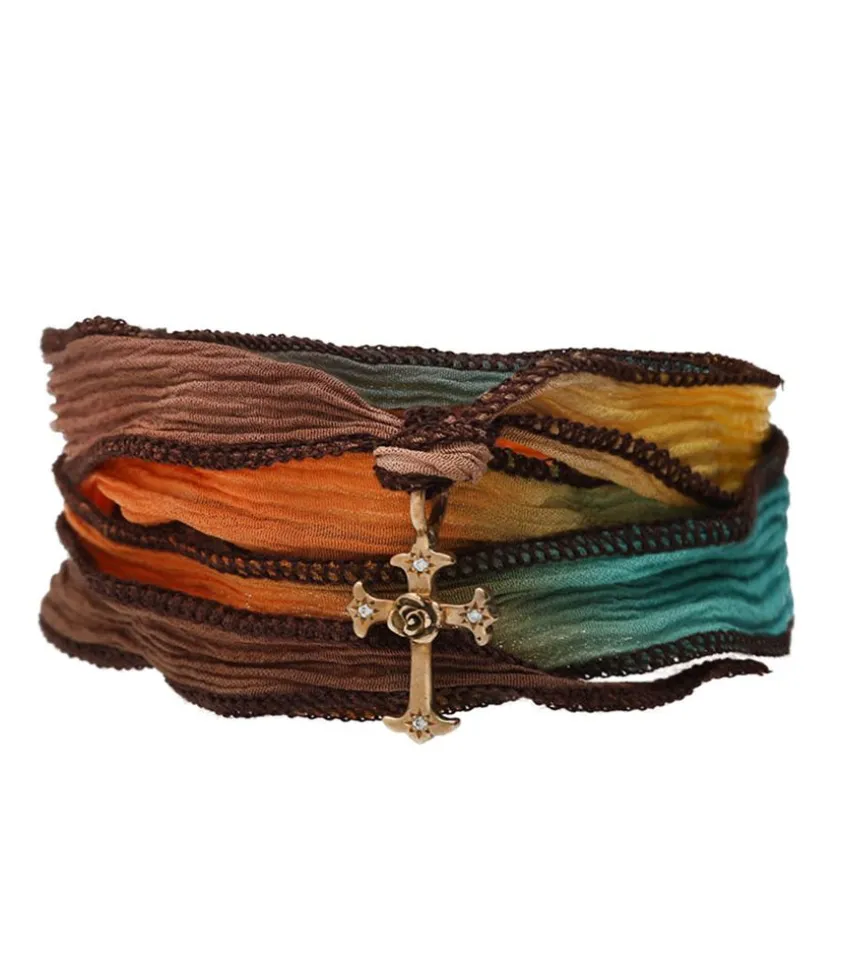 Bracelet En Soie A Nouer Et Charm Mariel Cross En Bronze Et Diamant