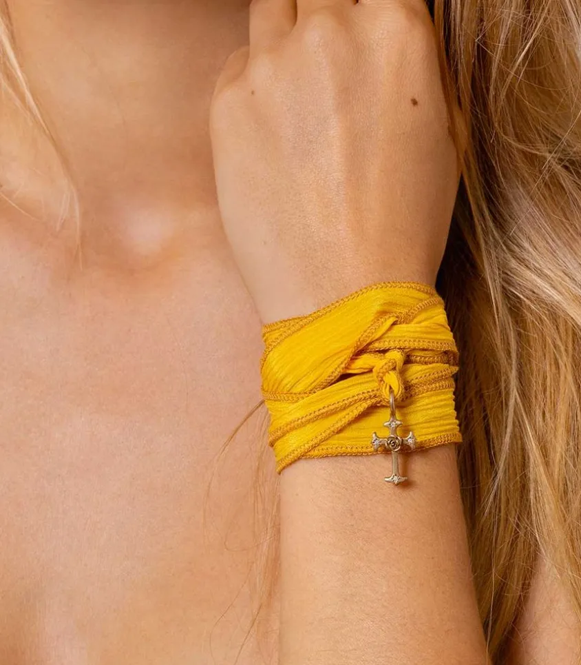 Bracelet En Soie A Nouer Et Charm Mariel Cross En Bronze Et Diamant