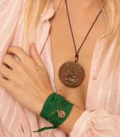 Bracelet En Soie A Nouer Et Charm Buddha Feet En Bronze